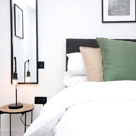 2 Bedroom With Free Parking Swindon Exterior photo