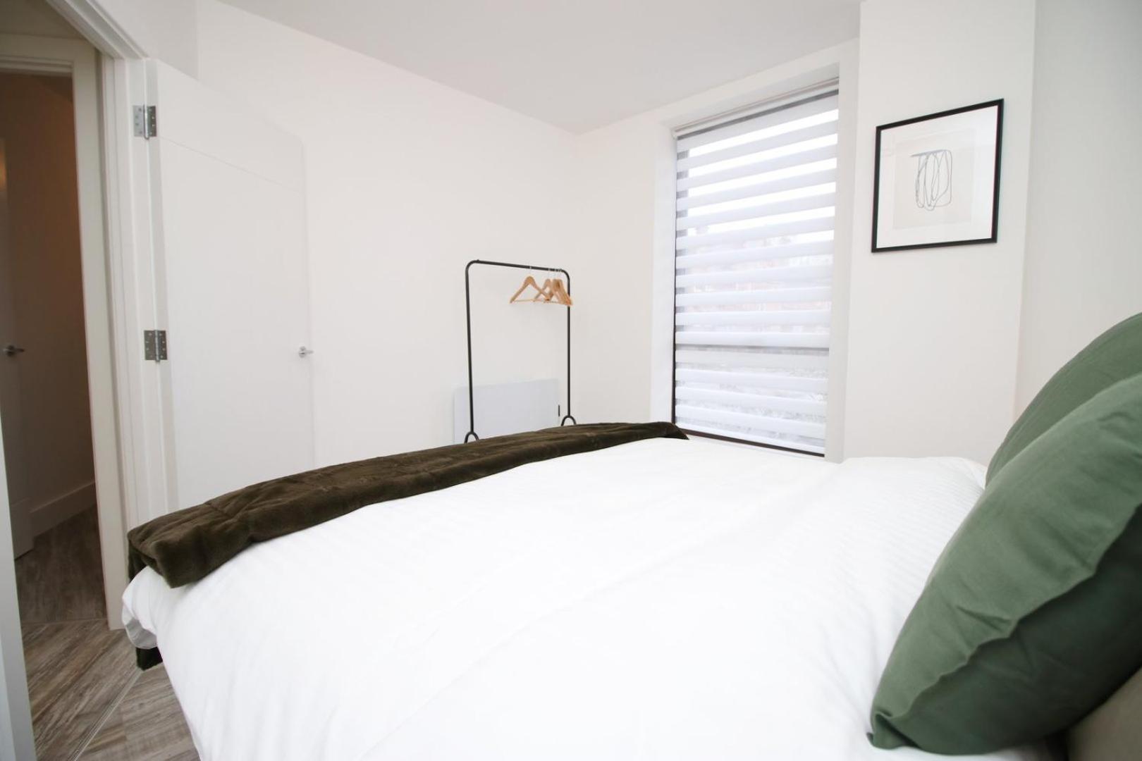 2 Bedroom With Free Parking Swindon Exterior photo