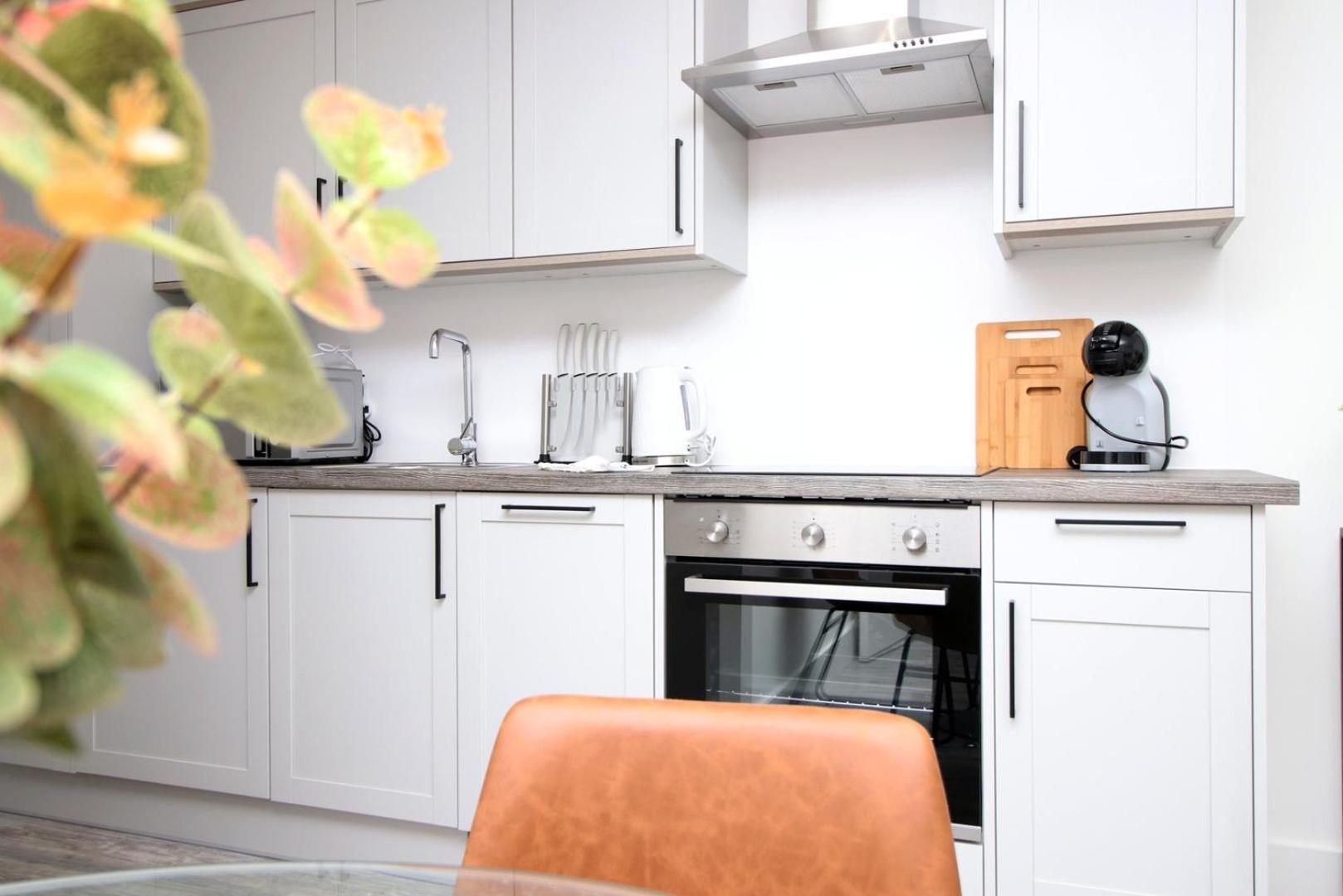2 Bedroom With Free Parking Swindon Exterior photo