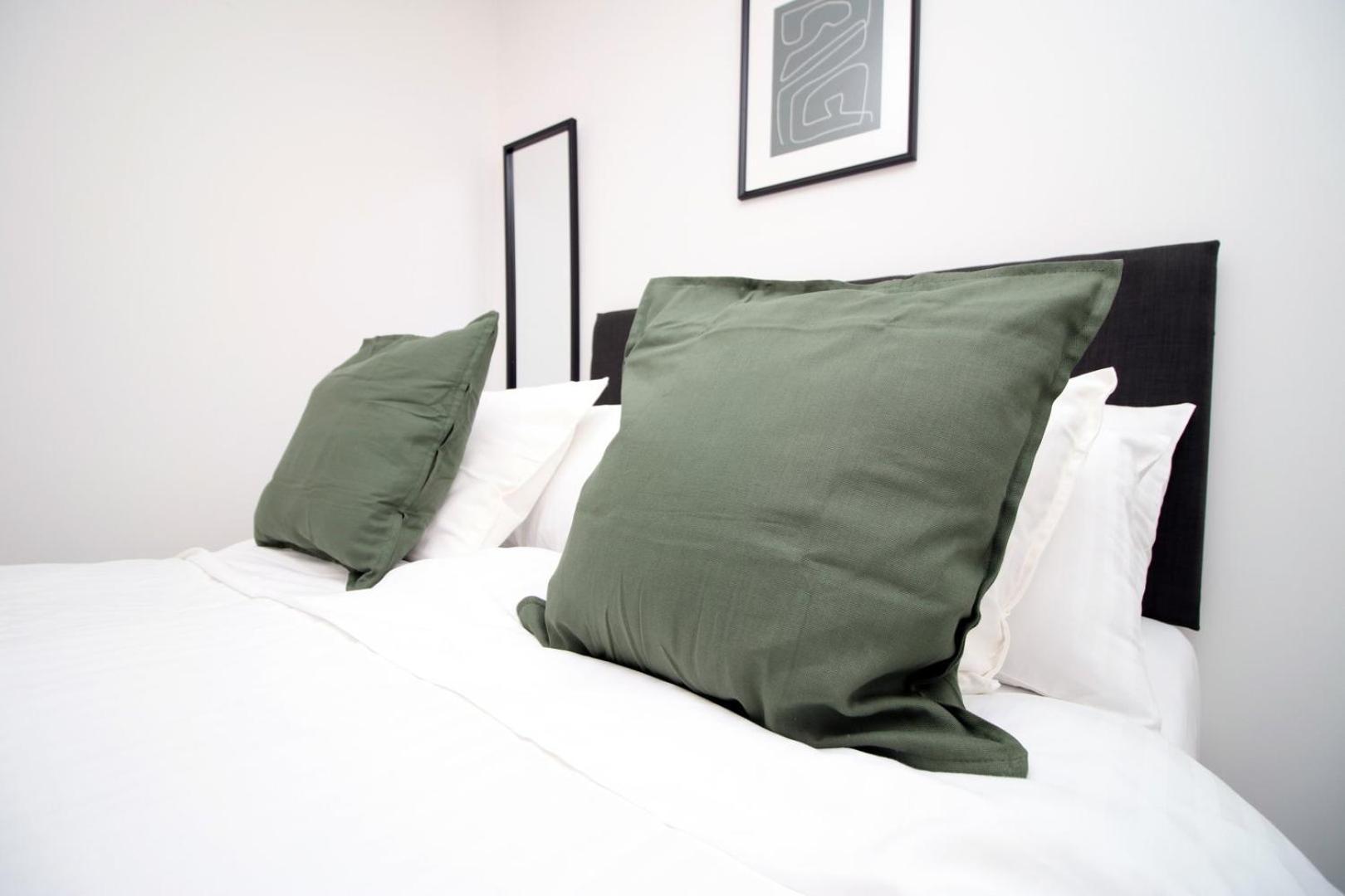 2 Bedroom With Free Parking Swindon Exterior photo
