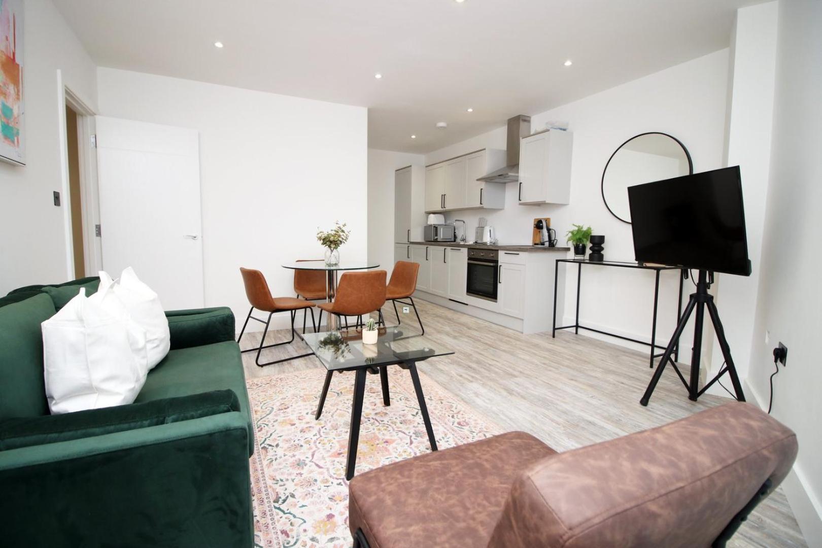 2 Bedroom With Free Parking Swindon Exterior photo